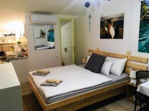 Llit o llits en una habitació de Katica Apartmanok