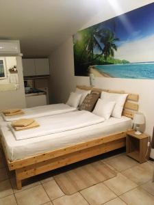 Un pat sau paturi într-o cameră la Katica Apartmanok