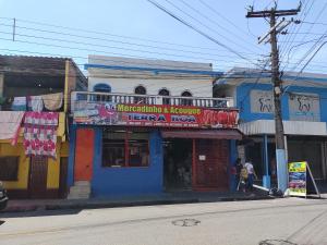 um edifício colorido no lado de uma rua em Casa grande em área central, bem iluminada e vent. em Manaus