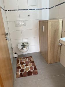 łazienka z toaletą i dywanem w obiekcie Landhaus & Pension Christian w Füssen