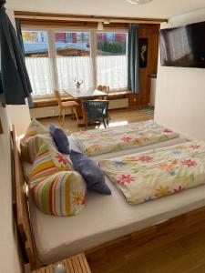 2 camas individuales en una habitación con mesa en Landhaus & Pension Christian, en Füssen