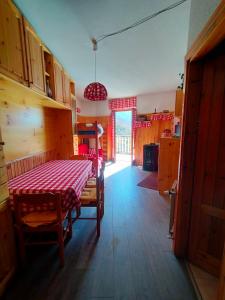 a dining room with a table and chairs and a window at Faggio Rosso in Filettino