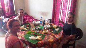 Munroe IslandMunroe Nest Homestay的一群人围坐在桌旁吃饭