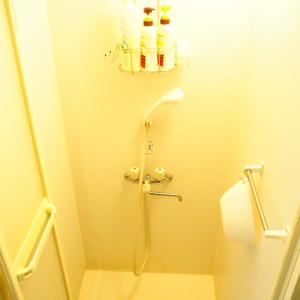 y baño con ducha y aseo. en Tokushima GuestHouse【uchincu】 en Tokushima