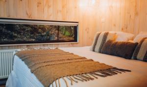 Cama o camas de una habitación en OUTSCAPE l Refugios Puerto Fuy, Huilo Huilo