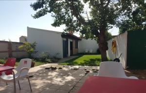un patio con mesa, sillas y un árbol en Bardal de Huerta en Huerta