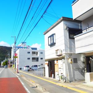 een wit gebouw aan de straatkant bij Tokushima GuestHouse【uchincu】 in Tokushima