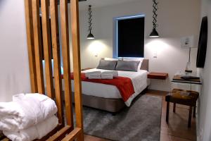 a small bedroom with a bed and a table at O Cantinho dos Cabrais in Inguias