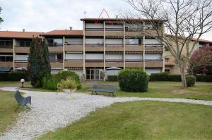 un bâtiment avec un banc devant lui dans l'établissement T2 situation exceptionnelle sur le port ostréicole d'Andernos, à Andernos-les-Bains