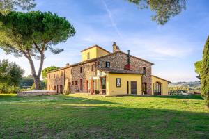 an exterior view of a house with a yard at Casa d'Era Country Holiday Houses in Lajatico