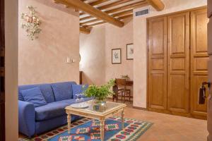 A seating area at Il Poggio
