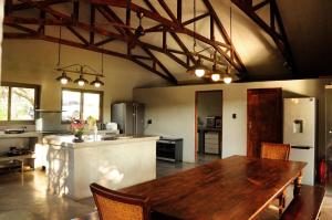 马加利斯堡Kruger Ranch的房间里有一张木桌的大厨房