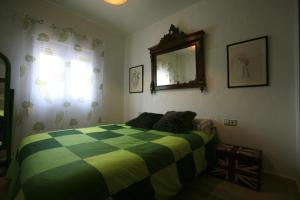 een slaapkamer met een bed met een geruite deken bij Ca Isaak in Denia +26 foto's