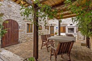 Patio alebo iná vonkajšia časť ubytovania Marina in Ližnjan (Haus für 4-6 Personen)