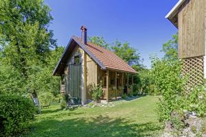 una pequeña casa con techo en un patio en Osmak in Gusti Laz (Haus für 4 Personen) en Brod na Kupi