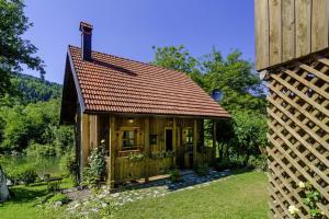 une petite maison en bois avec un toit rouge dans l'établissement Osmak in Gusti Laz (Haus für 4 Personen), à Brod na Kupi