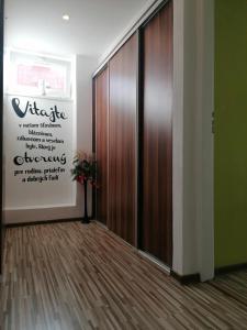 a hallway with a wooden door and a wall at Apartmán blízko centra v Martine in Martin