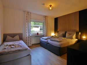 - une chambre avec 2 lits et une fenêtre dans l'établissement Quartier12 "Ski in & Bike out" - Fewo BERG, à Willingen