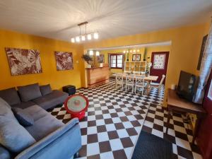 - un salon avec un canapé et une table dans l'établissement Gîte de l'orangerie du château de Jallanges- 11 personnes, à Vernou-sur-Brenne