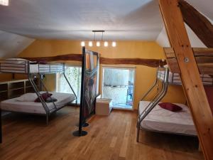- une chambre avec 2 lits superposés dans une maison dans l'établissement Gîte de l'orangerie du château de Jallanges- 11 personnes, à Vernou-sur-Brenne