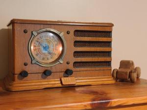 une radio à l'ancienne assise sur une table en bois dans l'établissement Hiking, MTB, four wheeling, fishing lakes, beaches, skiing, snowboarding,, à Barton