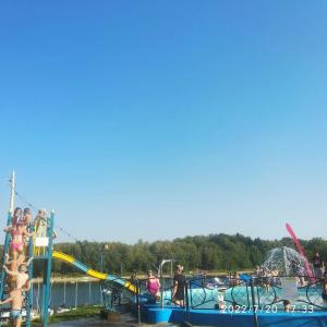 un groupe de personnes sur un toboggan aquatique dans un parc aquatique dans l'établissement Przystań Caryńska w Polańczyku, à Polańczyk