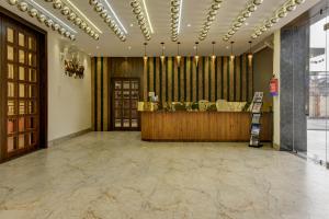 een lobby met een balie in het midden van een kamer bij Treebo Trend Winsome Banquet And Resort in Rānchī