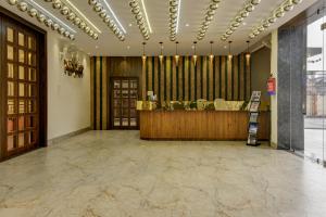 a lobby with a counter in the middle of a room at Treebo Winsome Banquet And Resort in Rānchī