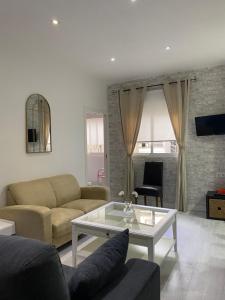 sala de estar con sofá y mesa de centro en PRECIOSO Y ACOGEDOR APARTAMENTO EN PLENO CENTRO DE GRANADA, en Granada