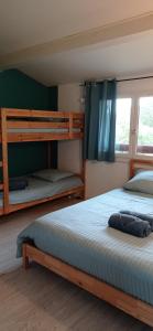 sypialnia z dwoma łóżkami piętrowymi i oknem w obiekcie Agréable maison piscine chauffée et spa à Andernos w mieście Andernos-les-Bains