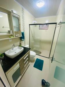 ein Bad mit einer Dusche, einem Waschbecken und einem WC in der Unterkunft Casa Da Dona Maria in Penha