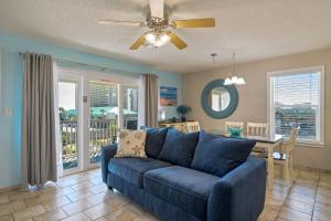 200 yds to private gated beach access- 3BR-2BA- quiet location in the heart of Destin!的休息区