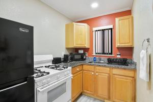 una cucina con piano cottura e forno in camera di Anthony's on the Beach a Cocoa Beach Altre 37 foto