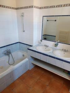 Kúpeľňa v ubytovaní Fayence Villa with private pool