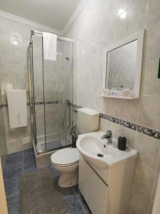Ванная комната в Cantinho da Praia Apartments +15 фотографий