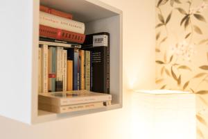 a book shelf filled with books on a wall at Fachwerk-Ferienhaus, Ruhe auf dem Land, Haustiere willkommen, Leihfahrräder, 24-7 check in in Kirchlinteln