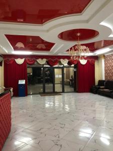 Habitación grande con lámpara de araña y suelo de mármol. en Гостиница NUR, en Aralʼsk 37 fotos más
