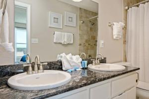 德斯坦200 yds to private gated beach access- 3BR-2BA- quiet location in the heart of Destin!的配有两个水槽和一面大镜子的浴室