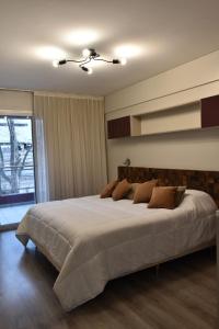 una camera da letto con un letto grande con soffitto di Syrah Suites a Buenos Aires Altre 71 foto