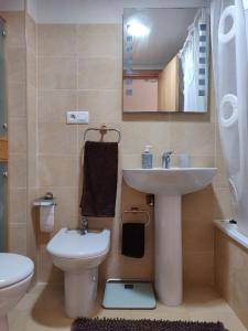 a bathroom with a sink and a toilet at Precioso apartamento en primera línea de playa in San Blas