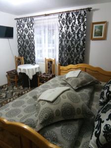 グラ・フモルルイにあるPensiunea Casa Rodicaのベッドルーム(ベッド1台、窓付)