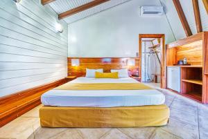 Rúm í herbergi á Hôtel Bambou & Spa