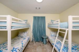200 yds to private gated beach access- 3BR-2BA- quiet location in the heart of Destin!客房内的一张或多张床位