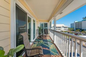 200 yds to private gated beach access- 3BR-2BA- quiet location in the heart of Destin!的阳台或露台