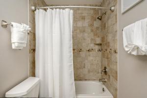 200 yds to private gated beach access- 3BR-2BA- quiet location in the heart of Destin!的一间浴室
