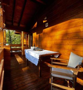 baño con lavabo y pared de madera en Riverside Forest Retreat-Chalet, en Karpenisi