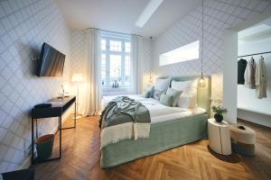 ein Schlafzimmer mit einem großen Bett und einem Fenster in der Unterkunft BUITERLING Hotel in Brilon