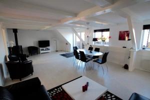 スケーエンにあるSkagen Villa & Apartmentsのリビングルーム(テーブル、椅子付)