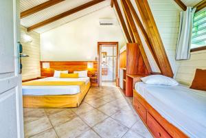 Rúm í herbergi á Hôtel Bambou & Spa
