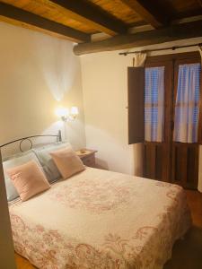 Casa rural La Aldea في كابيزويلا ديل فالي: غرفة نوم بسرير كبير مع وسادتين
